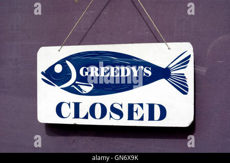 Pesce e chip shop segno chiuso, Stow-su-il-Wold, Gloucestershire, England, Regno Unito Foto Stock