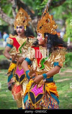 Denpasar, isola di Bali, Indonesia - 20 Giugno 2015: un gruppo di giovani uomini vestiti in stile Balinese etniche costumi la gente ballare Foto Stock