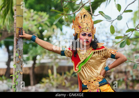 Denpasar, isola di Bali, Indonesia - 20 Giugno 2015: Ritratto di giovane ballerino vestito in un colorato stile Balinese etniche persone costume. Foto Stock