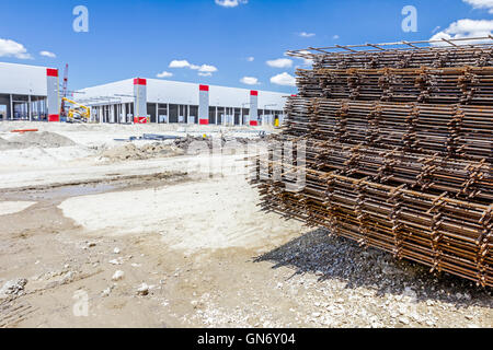 Picchi di griglia REBAR, RINFORZANDO MAGLIA, barre in acciaio impilati per la costruzione. Foto Stock