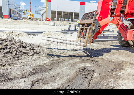 Concetto di Logistica, vista ravvicinata sul carrello elevatore telescopico al sito in costruzione. Foto Stock