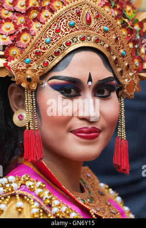 Denpasar, isola di Bali, Indonesia - 20 Giugno 2015: il volto ritratto di giovane e bella donna balinese ballerina Foto Stock