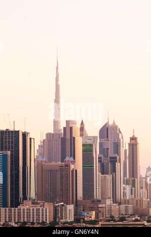 Lo skyline di Dubai, casa per i mondi più alti edifici. Il Burj Khalifa si innalza al di sopra del resto ad una altezza di 828 metri. Foto Stock