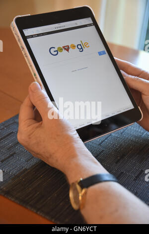 Maturo donne accedono a Google sul suo iPad Apple Foto Stock