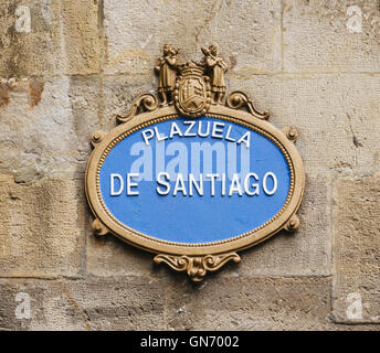 Un cartello stradale per Plazuela de Santiago nel Casco Viejo città vecchia di Bilbao Basque Country Spagna Foto Stock