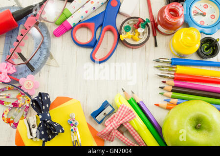 Il caos creativo di strumenti di formazione per il nuovo anno scolastico Foto Stock