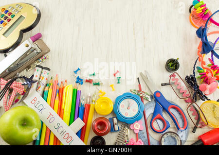 Il caos creativo di strumenti di formazione per il nuovo anno scolastico Foto Stock