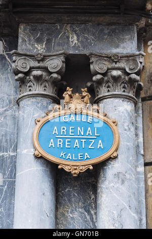 Segno di strada nei Paesi baschi e spagnoli nel Casco Viejo città vecchia di Bilbao Basque Country Spagna Foto Stock