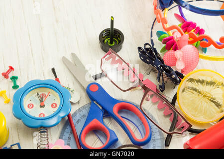 Il caos creativo di strumenti di formazione per il nuovo anno scolastico Foto Stock