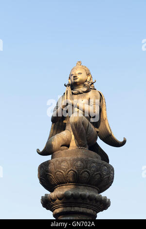 Statua dorata di Garuda su una colonna, Durbar Square, Patan Nepal Foto Stock