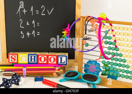 Math sulla lavagna. Apprendimento semplice calcolo Foto Stock