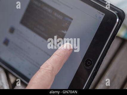 Ipad Mini utilizzata dalla giovane donna Foto Stock