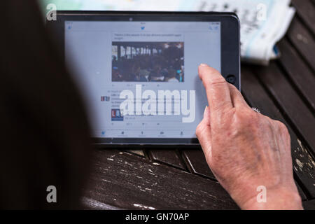 Ipad Mini utilizzata dalla giovane donna Foto Stock
