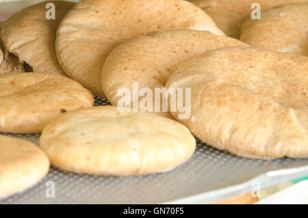 Pane appena sfornato pane pita in una panetteria Foto Stock