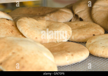 Pane appena sfornato pane pita in una panetteria Foto Stock