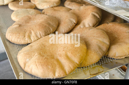 Pane appena sfornato pane pita in una panetteria Foto Stock