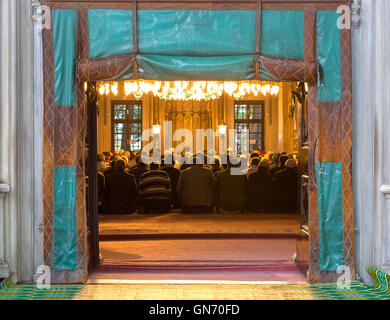 La preghiera musulmana in una moschea di Istanbul, Turchia Foto Stock