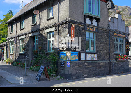 Coniston Village Hall nell'ex Istituto di meccanica edificio, Coniston, Cumbria, Parco Nazionale del Distretto dei Laghi, Inghilterra, Regno Unito. Foto Stock