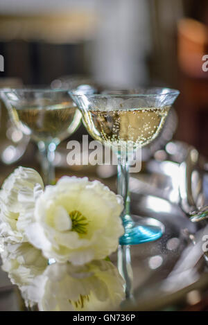 Bicchieri di champagne su un vassoio d'argento Foto Stock