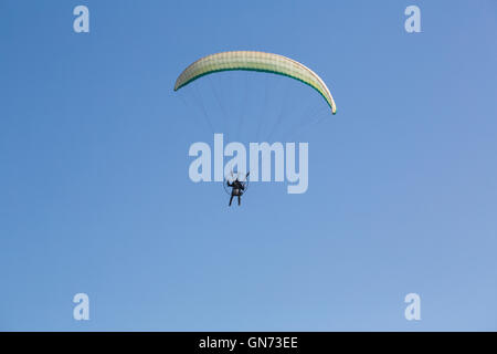 Parachutist closeup battenti su sfondo blu cielo Foto Stock