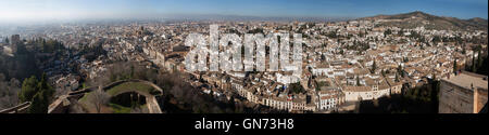 Panorama di El Albaycin distretto in Granada, Andalusia, Spagna, raffigurato da la Torre de la Vela in Alacazaba fortezza. Foto Stock