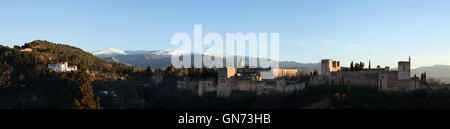 Panorama del palazzo dell'Alhambra di Granada, Andalusia, Spagna, raffigurato dal Mirador de San Nicolas in El Albaycin distretto. Foto Stock