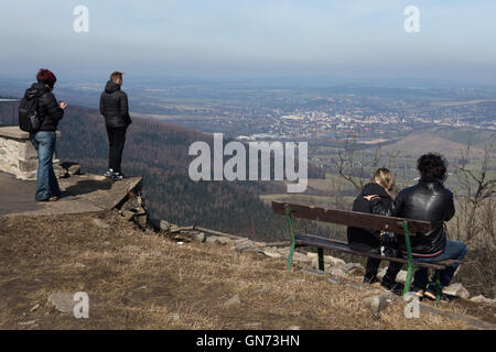 I turisti sulla vetta del Monte Lausche (793 m) in Lusatian Montagne al confine tra la Germania e la Repubblica ceca. Foto Stock