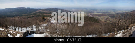 Vista panoramica della Lusatian Montagne al confine tra la Germania e la Repubblica ceca nella foto dalla vetta del Monte Foto Stock