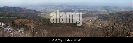 Vista panoramica della Lusatian Montagne al confine tra la Germania e la Repubblica ceca nella foto dalla vetta del Monte Foto Stock