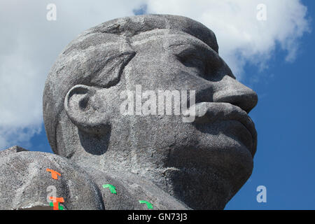 Grande testa del dittatore sovietico Joseph Stalin che si innalzano per oltre Letna Park a Praga Repubblica Ceca, durante la televisione ceca filmare Foto Stock