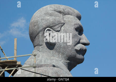 Grande testa del dittatore sovietico Joseph Stalin che si innalzano per oltre Letna Park a Praga Repubblica Ceca, durante la televisione ceca filmare Foto Stock