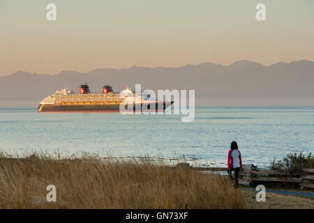 Nave da crociera Disney Wonder in Salish mare all'alba-Victoria, British Columbia, Canada. Foto Stock