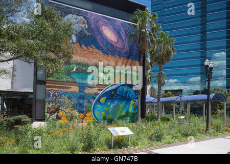 MURAL (©SHAUN THURSTON 2016) Museo di Scienza e storia SOUTHBANK RIVERWALK Jacksonville in Florida USA Foto Stock