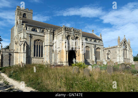 Medievale chiesa di St Margaret a Cley accanto al mare in Norfolk Foto Stock