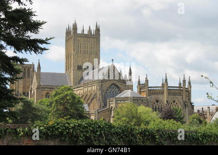 Cattedrale di Wells, est, in elevazione che mostra le principali torre centrale, navata e la Chapter House visto dalla strada di Tor, pozzi, Somerset Foto Stock