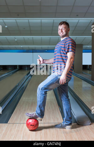 Uomo felice in bowling Foto Stock