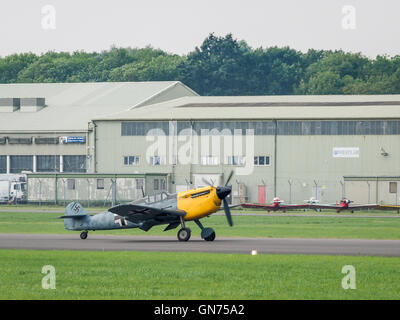 Messerschmitt Bf-109G (Hispano HA-1112 MIL Buchon) tenuto fuori dal campo di aviazione Dunsfold Foto Stock