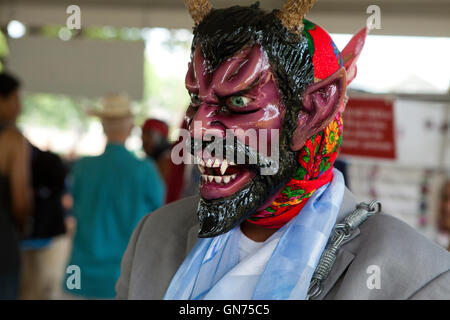 Tradizionale messicano ballerino piega indossando devil's mask Foto Stock