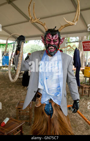 Tradizionale messicano ballerino piega indossando devil's mask Foto Stock