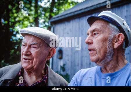 Famiglia ottenere insieme backyard picnic Foto Stock