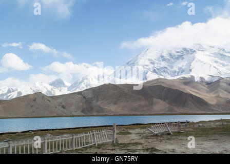 La gamma della montagna lungo la Karakoram Highway Foto Stock