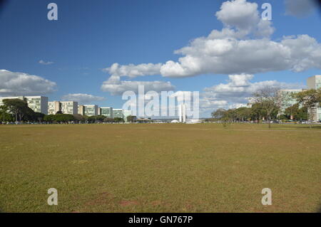 Brasilia edifici governativi e plaza che mostra la Camera dei deputati e del senato capitale del Brasile Foto Stock