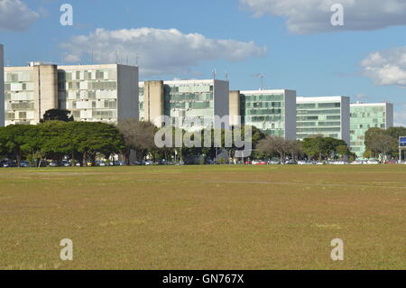 Brasilia edifici governativi e plaza che mostra la Camera dei deputati e del senato capitale del Brasile Foto Stock