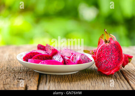 Drago a fette di frutta sul tavolo Foto Stock