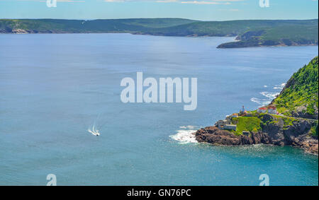 Una barca di accelerare il passaggio di un Canadian National Historic Site, Fort Amherst in St John's Newfoundland. Foto Stock