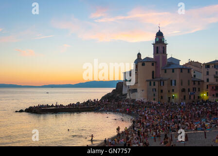 Vista di Camogli (piccolo villaggio sul mare vicino a Genova) durante il crepuscolo Foto Stock