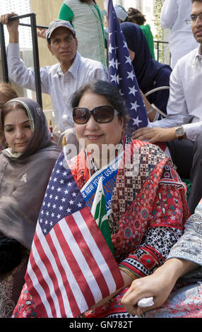 Una donna pakistana con una bandiera americana in un galleggiante a 2016 Pakistan parata del giorno nella città di New York Foto Stock