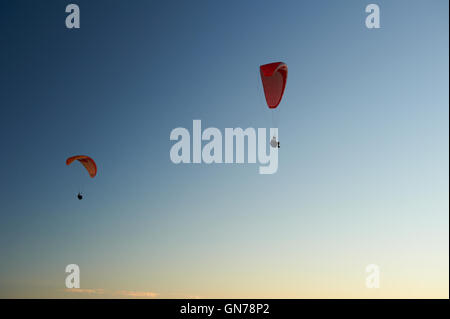 Parapendio a Rubjerg Knude faro, Loenstrup, Danimarca Foto Stock