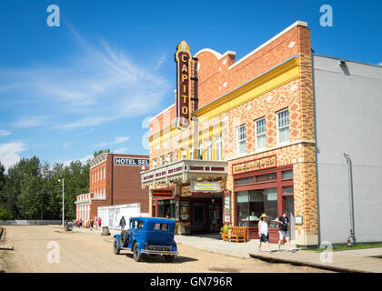 Un auto d'epoca di fronte al Teatro Capitol su 1920 Street a Fort Edmonton Park in Edmonton, Alberta, Canada. Foto Stock