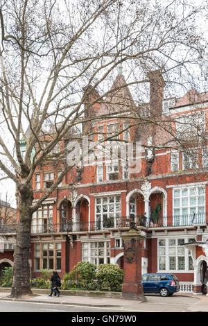 Via residenziale e tranquilla nel Royal Borough di Kensington e Chelsea, London, England, Regno Unito Foto Stock